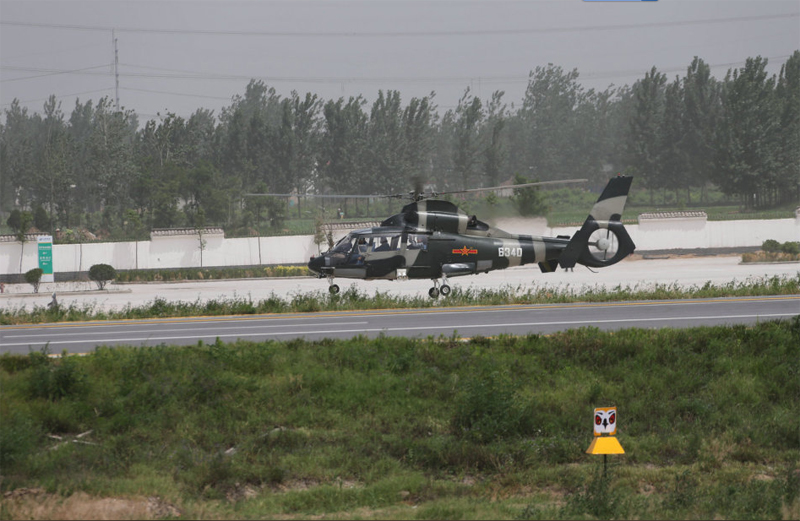 中國人民空軍在高速公路起降多型戰(zhàn)機(jī)直接向戰(zhàn)場突進(jìn)