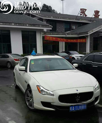 瑪莎拉蒂車主落下鑰匙被鎖車外 車內(nèi)貴賓犬幫開門